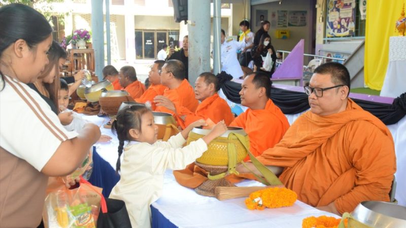 พิธีวางพานดอกไม้และถวายบังคม - รูปภาพเพิ่มเติม