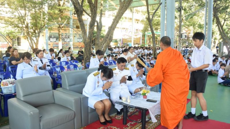 พิธีวางพานดอกไม้และถวายบังคม - รูปภาพเพิ่มเติม