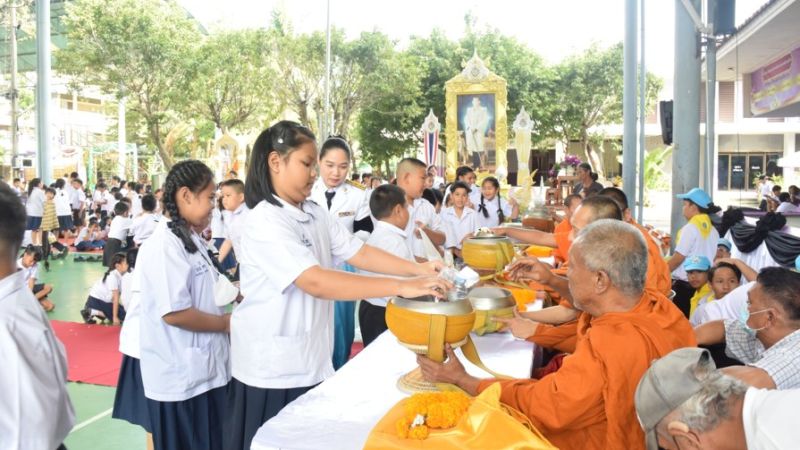 พิธีวางพานดอกไม้และถวายบังคม - รูปภาพเพิ่มเติม