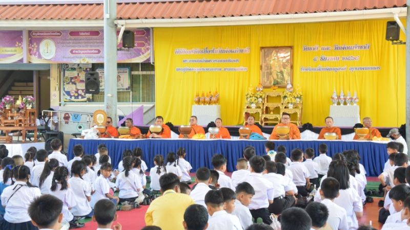 พิธีวางพานดอกไม้และถวายบังคม - รูปภาพเพิ่มเติม